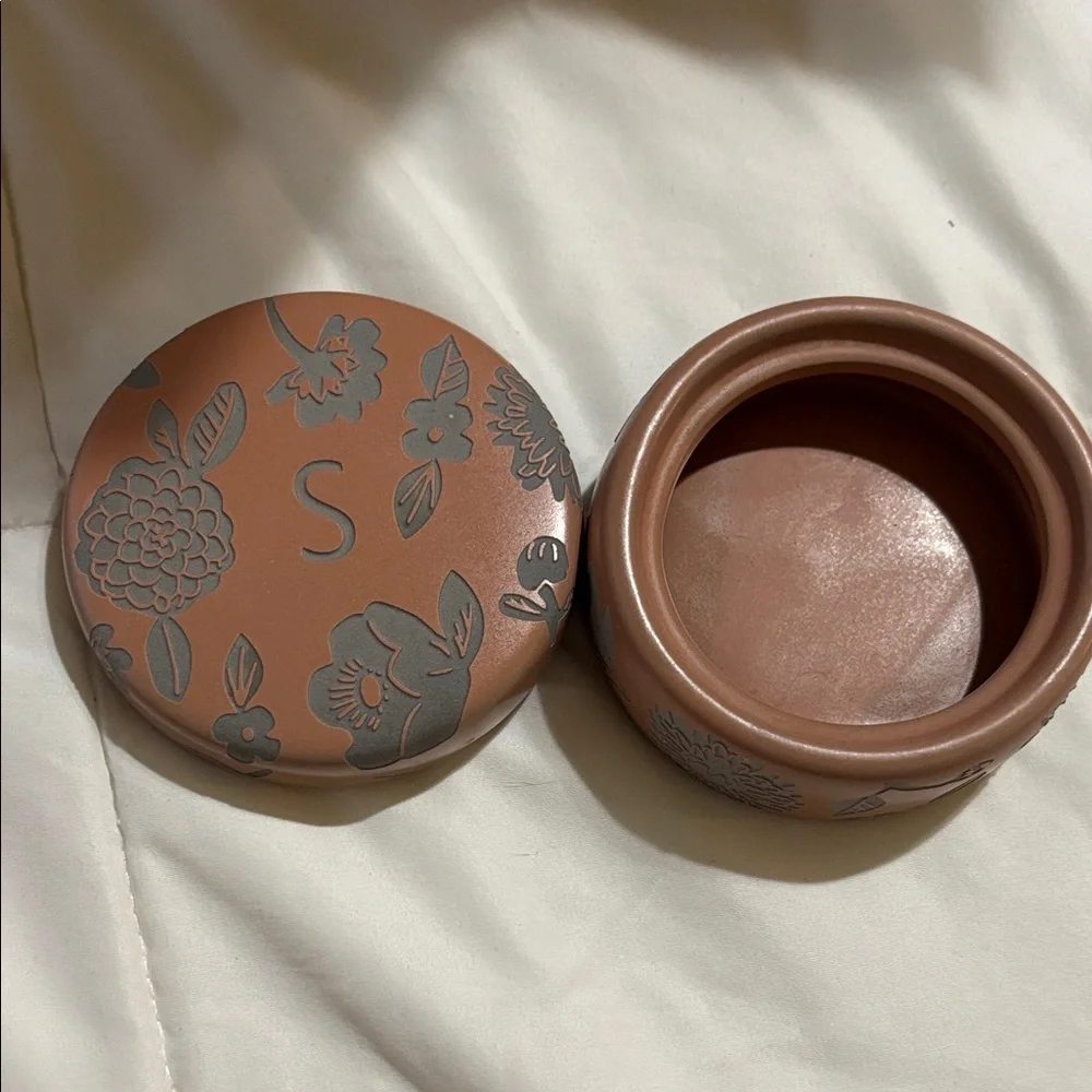 Anthropologie round tin